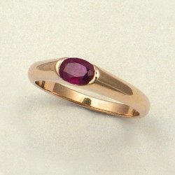 Goldring mit Rubin.