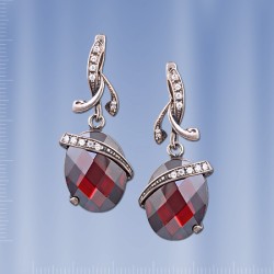 Ohrhaenger mit Granat. Silber 925°