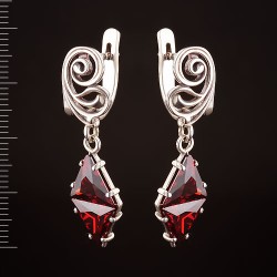 Ohrhaenger mit Granat. Silber