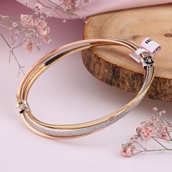 Goldener Reifenarmband mit Zirkonia