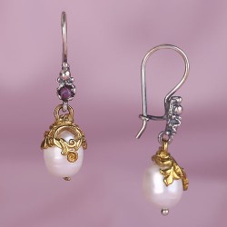 Ohrhaenger mit Perle & Rubin. Silber 