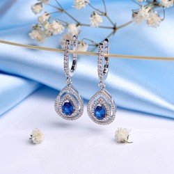 Weissgoldohrhaenger mit Diamanten und Saphir