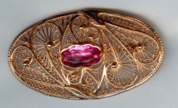 Gold-Brosche mit Korund