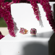 Goldene Ohrringe mit Rubinen und Diamanten