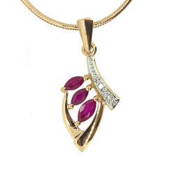 Goldener Anhänger mit Rubin und Diamanten