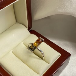 Silberring mit Bernstein. Tricolor