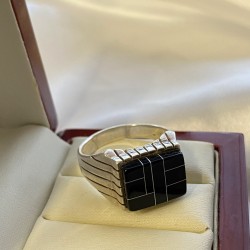 Herrenring aus geschwaerztem Silber mit Onyx