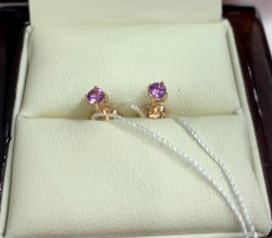Rotgoldohrstecker. Amethyst