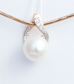 Goldener Anhänger mit Perle und Diamanten