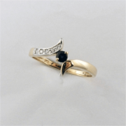Goldring mit Saphir und Diamanten