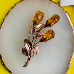 Vergoldete Silberbrosche mit Bernsteinrosen