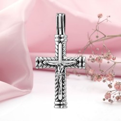 Silbernes Brustkreuz mit einem Kruzifix