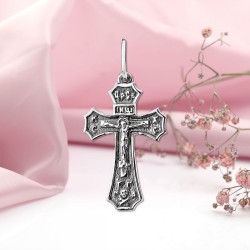 Silbernes Brustkreuz mit einem Kruzifix