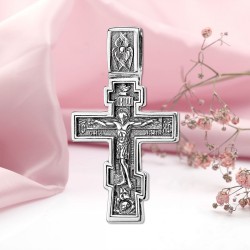 Silbernes Brustkreuz mit einem Kruzifix