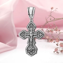 Silbernes Brustkreuz mit einem Kruzifix