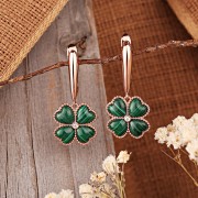 Vergoldete Ohrringe hängend