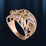 Goldring mit Chrysolith. Russisches Goldschmuck