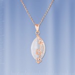 Halskette mit Anhaenger. Perlmutt & Zirkonia 