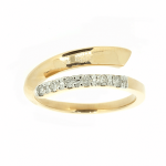 Goldener Ring mit Diamanten