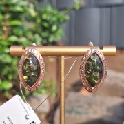 Vergoldete Silberohrringe mit grünem Bernstein