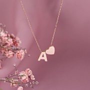 Goldene Halskette "A" mit Herz
