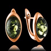 Vergoldete Silberohrringe mit grünem Bernstein