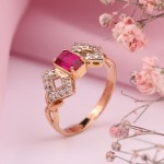 Золотое кольцо с рубином корунд и фианитами "Очарование"