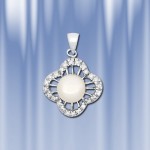 Anhaenger aus Silber mit Perle