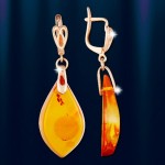 Ohrhaenger mit Bernstein. Russisches Goldschmuck