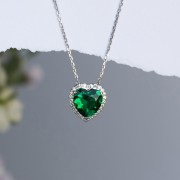 Goldene Halskette mit Smaragd in Herzform