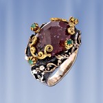 Ring mit Rubinen & Smaragden. Silber