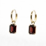 Ohrringe mit austauschbaren Granatanhängern