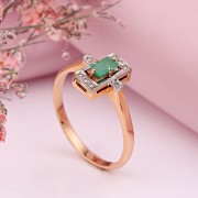 Купить золотое кольцо с бриллиантами и изумрудами.