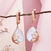 Vergoldete Ohrringe hängend