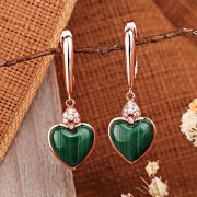 Vergoldete Ohrringe hängend