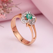 Kaufen Sie einen Goldring mit Diamanten und Smaragden