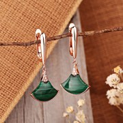 Vergoldete Ohrringe hängend