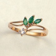 Золотое кольцо с бриллиантом и изумрудами