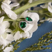 Goldene Ohrstecker mit Smaragdherzen und Zirkonia