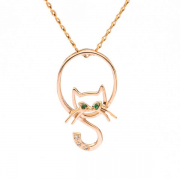 Goldanhänger "Fragezeichen-Kätzchen" mit Smaragden und Diamanten