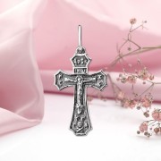 Silbernes Brustkreuz mit einem Kruzifix