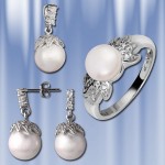 Ohrstecker, Ring, Anhaenger aus Silber mit Perle