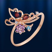 Ring mit Edelsteine. Rotgold