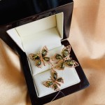 Brosche aus vergoldetem 925er Silber mit grünem Bernstein