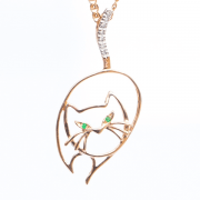 Goldanhänger "Zufriedene Katze" mit Smaragden und Diamanten