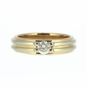 Goldene Ring mit Diamant