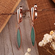 Vergoldete Ohrringe hängend