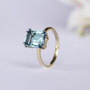 Лаконичное золотое кольцо с голубым топазом-октагоном