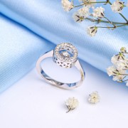 Weissgoldring. Dancing Diamond