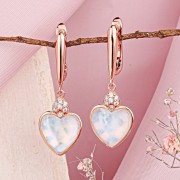 Vergoldete Ohrringe hängend